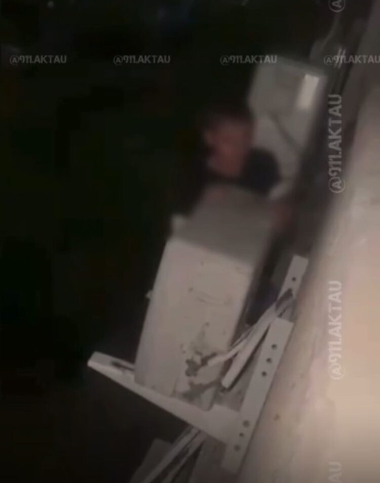 В Актау мужчина с ножом пытался проникнуть в чужую квартиру через окно третьего этажа