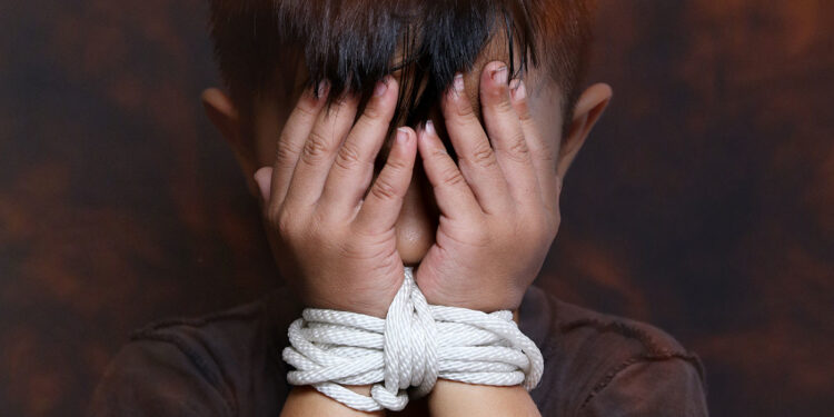 Судебный инцидент в Караганде: ребёнок пострадал от матери, отец забрал его под опеку