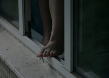 В Шымкенте очевидцы рискуя жизнью спасли девушку, стоявшую на высоте