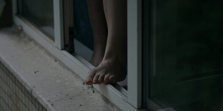 В Шымкенте очевидцы рискуя жизнью спасли девушку, стоявшую на высоте