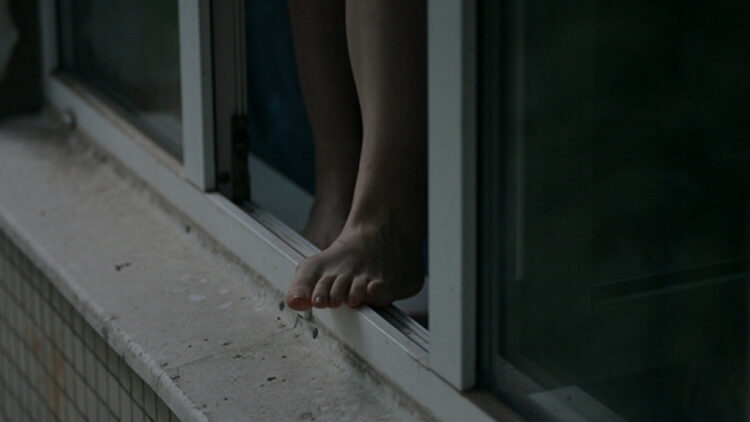 В Шымкенте очевидцы рискуя жизнью спасли девушку, стоявшую на высоте