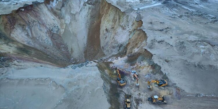 Автобус ушел под землю