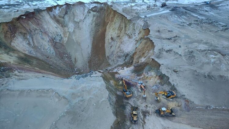 Автобус ушел под землю