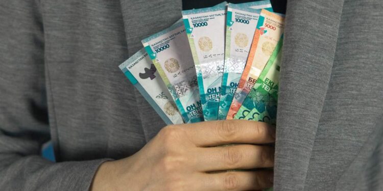 В Актобе судят четверых работников образования по делу о взятках