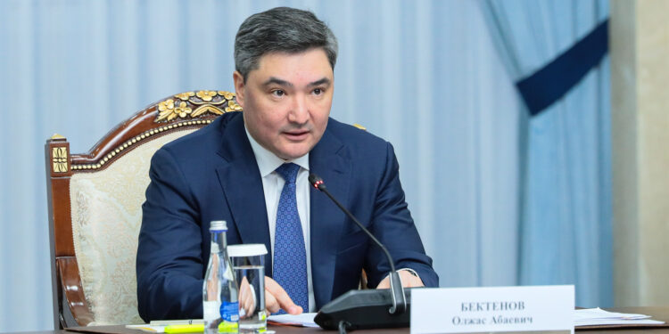 Олжас Бектенов дал поручения Минздраву и акиматам по профилактике вирусов