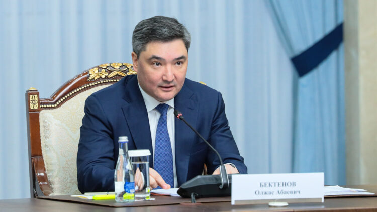 Олжас Бектенов дал поручения Минздраву и акиматам по профилактике вирусов