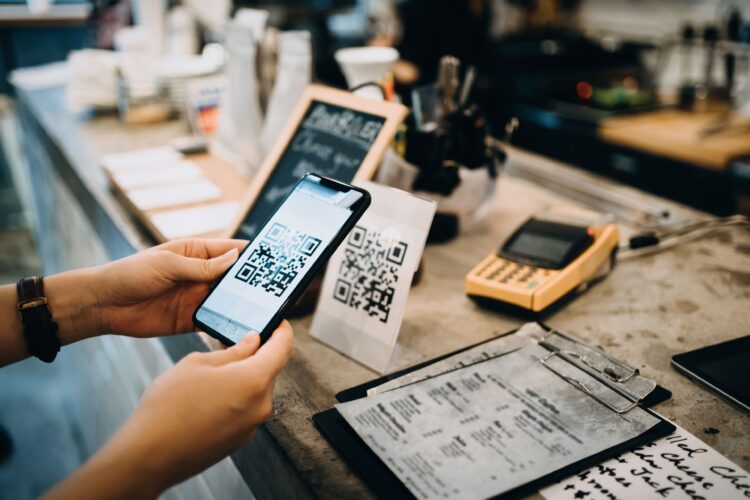 В Казахстане ввели единый межбанковский QR для оплаты покупок