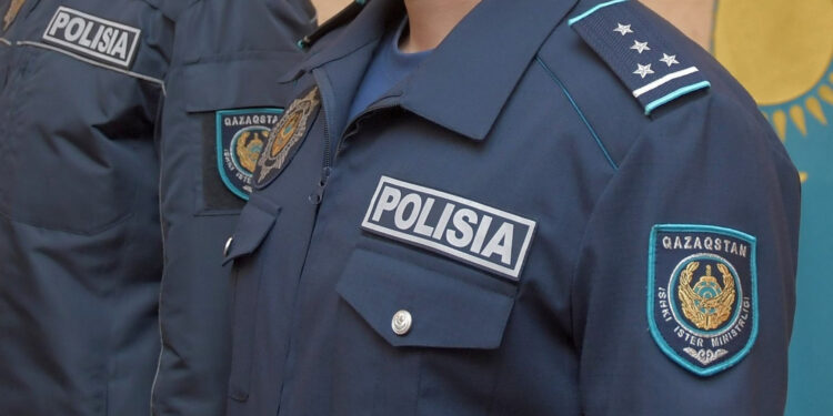 Қарағандыда бойжеткеннің жанынан табылған полицей жұмыстан қуылды