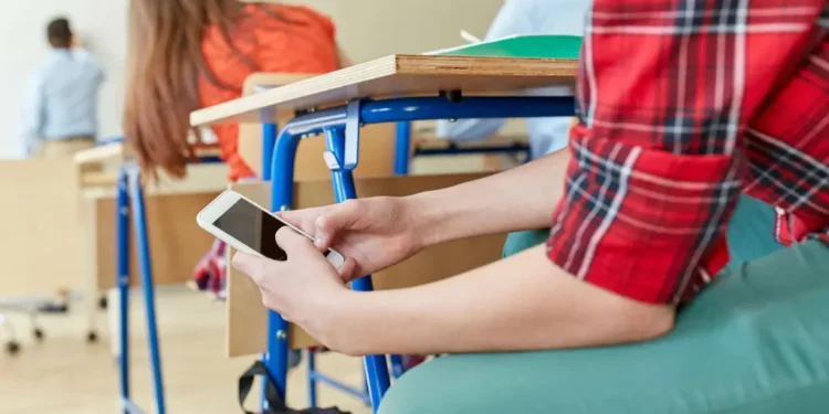 Мектептегі смартфондар үшін ата-аналар жауап беретін болады