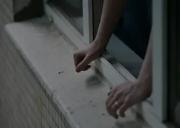 Шымкентте батыл тұрғындар биіктікте тұрған қызды құлап кетуден құтқарды