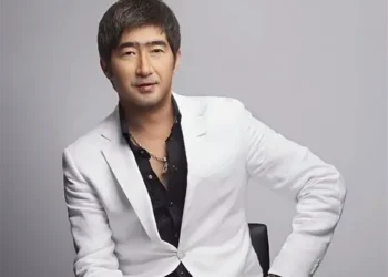 Мұқасан Шахзадаев жас әнші Ғалымжан Сүлейменді соққыға жықты деген күдікпен ұсталды