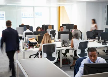 Мажилис принял поправки в Трудовой кодекс: ГПХ станет ограничено