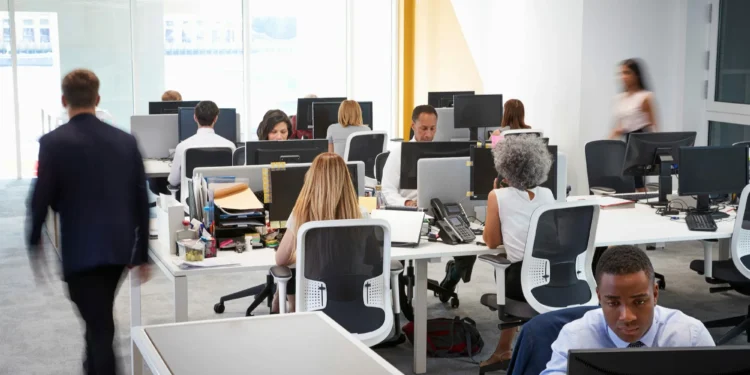 Мажилис принял поправки в Трудовой кодекс: ГПХ станет ограничено