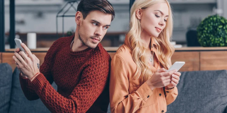 Ревность обернулась обманом: жительницу Костаная оставили без денег