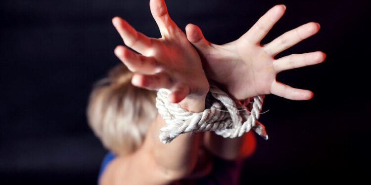 Қарағандыдағы сот ісі: бала анасының қатігездігі салдарынан әкесіне берілді