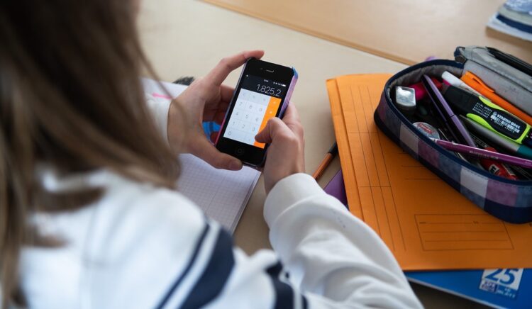 Родителей Казахстана ждут штрафы за использование детьми телефонов в школе