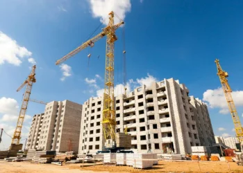 В Аксу для нуждающихся семей купили непригодные для проживания квартиры