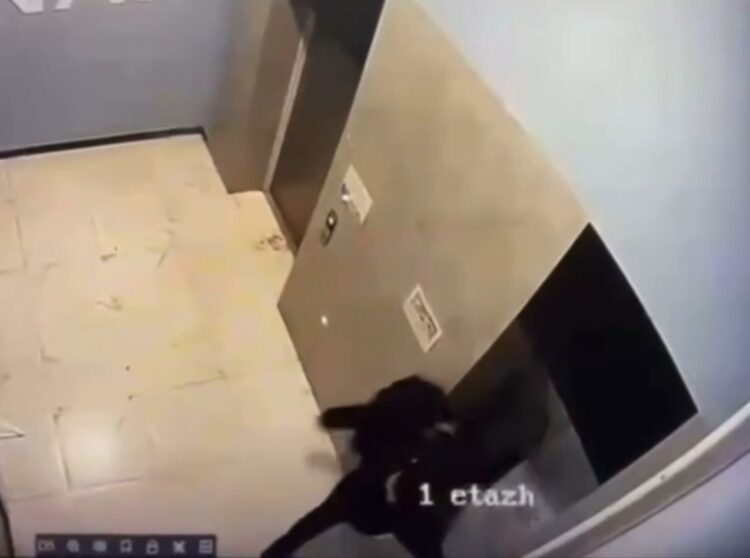 Астанада ер адам лифт шахтасына құлап, екі адам зардап шекті