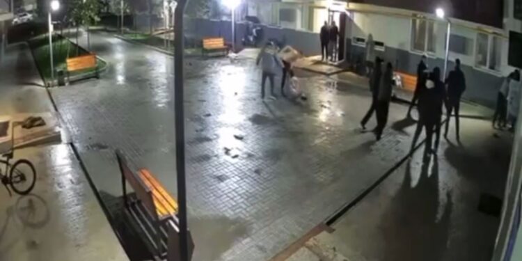 Массовая драка в Алматы: 12 человек напали на охранника и жителя ЖК «Каспий»