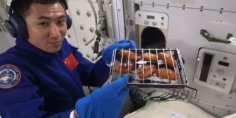 Қытайлық ғарышкерлер алғаш рет ғарышта барбекю пісірді