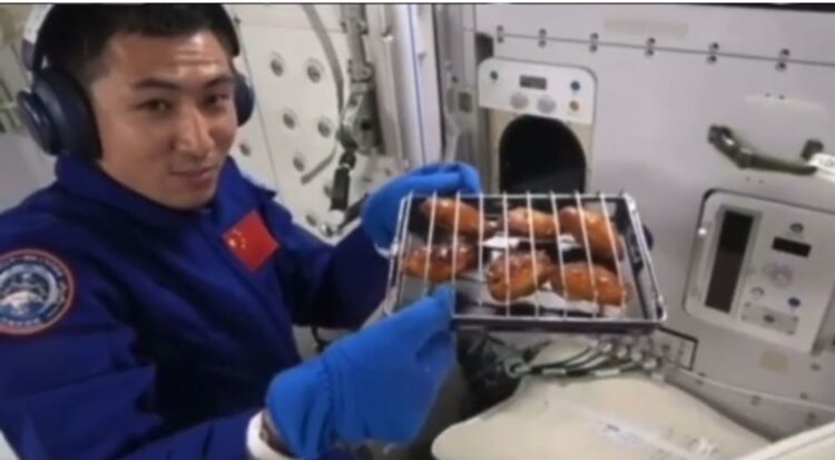 Қытайлық ғарышкерлер алғаш рет ғарышта барбекю пісірді