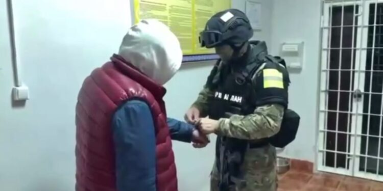 Шымкентте блогер шенеуніктен 10 млн теңге бопсалағаны үшін ұсталды