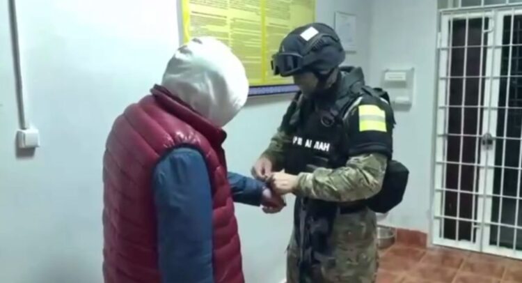 Шымкентте блогер шенеуніктен 10 млн теңге бопсалағаны үшін ұсталды