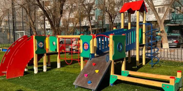 Комфорт и уют: жители Конаева оценили обновлённые дворы