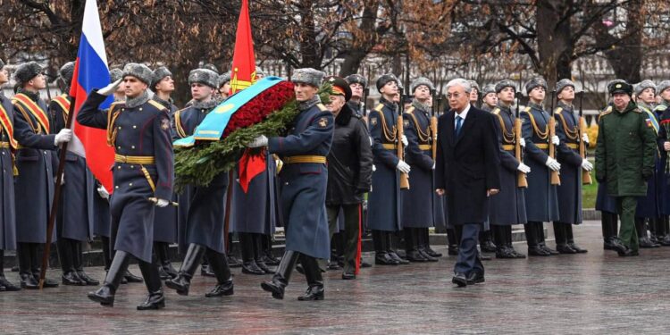 Қасым-Жомарт Тоқаев «Белгісіз жауынгер бейітіне» гүл шоғын қойды