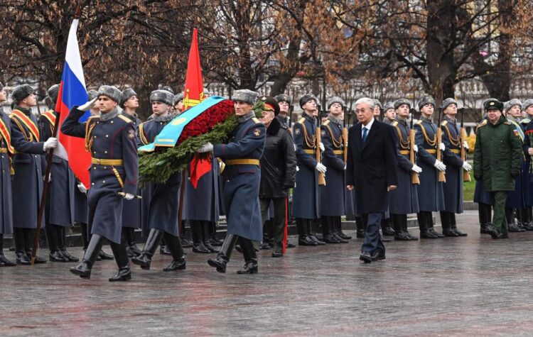 Қасым-Жомарт Тоқаев «Белгісіз жауынгер бейітіне» гүл шоғын қойды