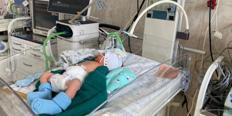 В Алматы врачи спасли младенца весом всего 742 грамма