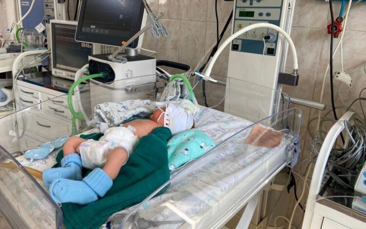 В Алматы врачи спасли младенца весом всего 742 грамма