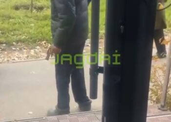 Алматыда белгісіз ер адам қызды қуып, тапанша шығарған