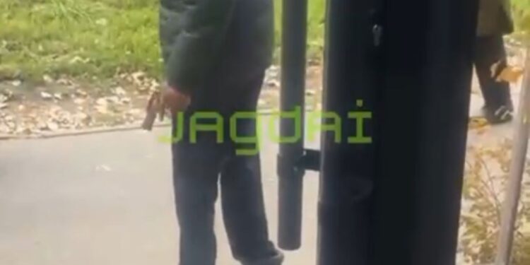 Алматыда белгісіз ер адам қызды қуып, тапанша шығарған