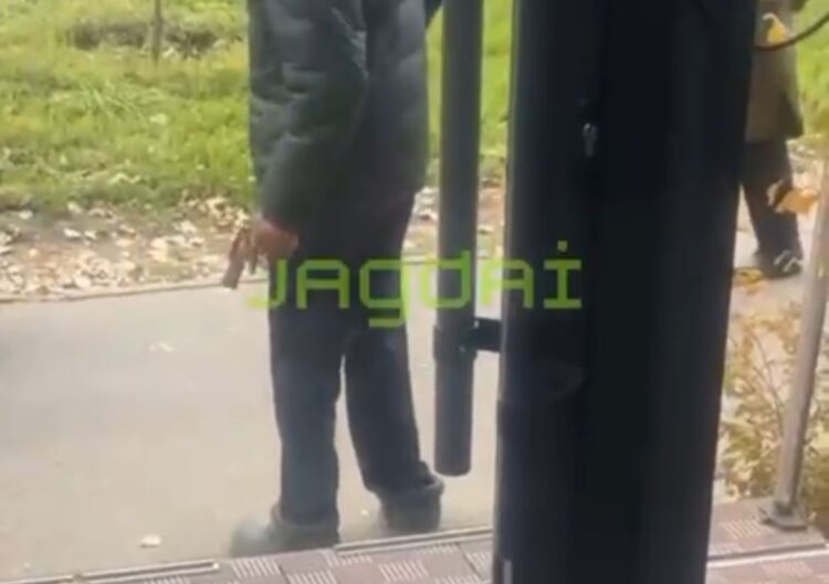 Алматыда белгісіз ер адам қызды қуып, тапанша шығарған