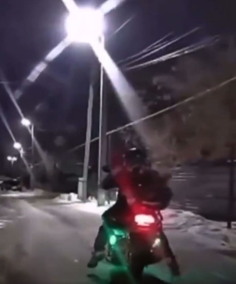 Астанада мас жүргізуші мопедпен қаша жөнелді