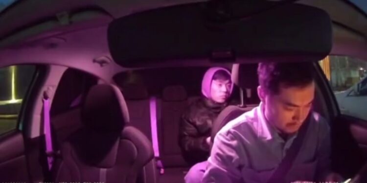 Жолаушы саңырау таксисті алдап, ақшасын төлемей қашып кетті