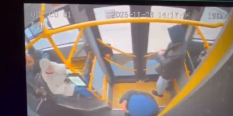 Астанада жас жігіт автобуста газ шашты