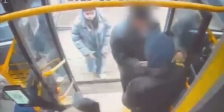 В Астане парень распылил газ в городском автобусе