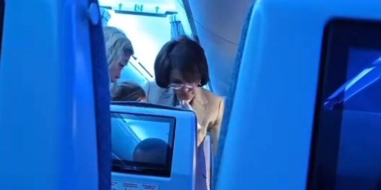 Әуе кемесінде министр алғашқы медициналық көмекті көрсетті