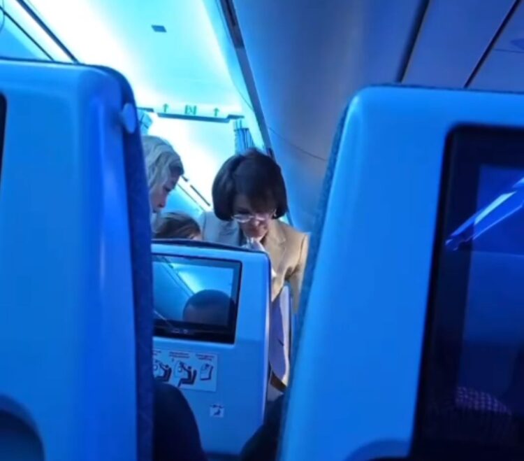 Әуе кемесінде министр алғашқы медициналық көмекті көрсетті