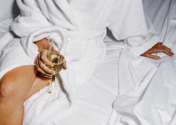 Халатпен оралған әйелін пышақтаған: Ақтөбеде ер адам 3,6 жылға сотталды