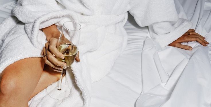 Халатпен оралған әйелін пышақтаған: Ақтөбеде ер адам 3,6 жылға сотталды