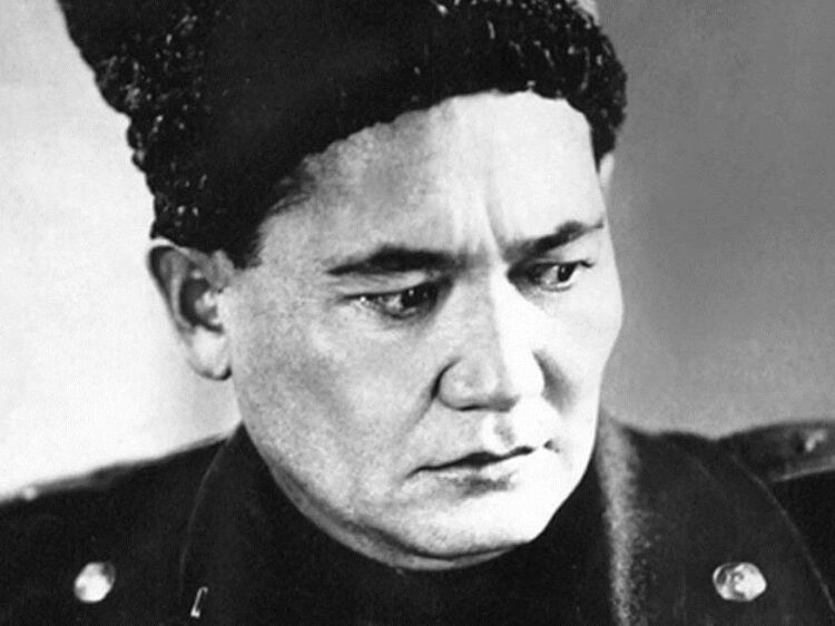 Бауыржан Момышулы посмертно удостоен звания «Халық қаһарманы»