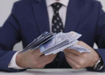 Алматыда жеке сот орындаушысы 370 млн теңгені заңсыз иемденгені үшін сотталды