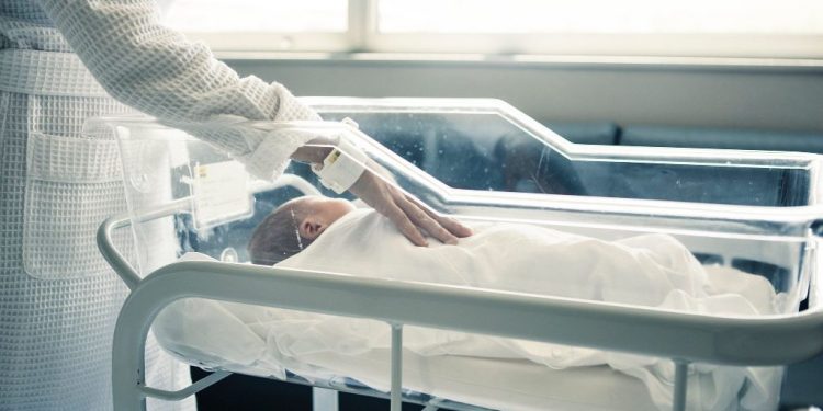 Алматыда 19 жастағы қыз босанғаннан кейін нәрестесін перзентханада қалдырып кеткен