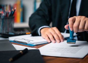 Прокуратура лишила двух нотариусов лицензий после проверки