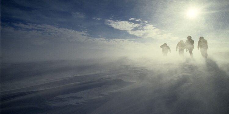 Бірнеше күн бойы іздеді: Қарағанды облысында егде жастағы қазақстандық далада көлігінде өлі күйінде табылды