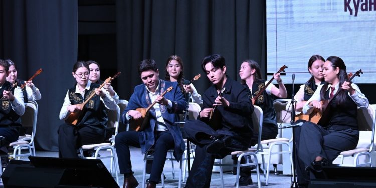 Димаш Құдайберген ҚазҰМУ-дың құрметті профессоры атанды