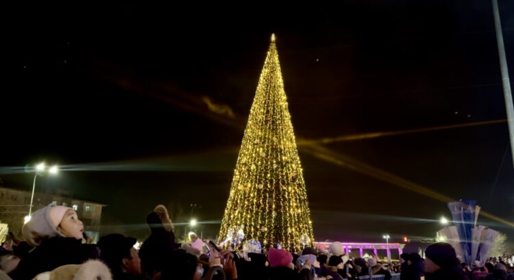 Қонаевта басты шыршаның шамдары салтанатты түрде жағылды